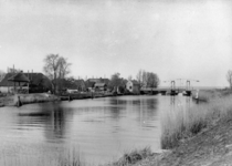 128093 Gezicht over de Eem te Eembrugge, met rechts op de achtergrond de Eembrug.